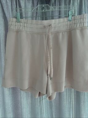 Lululemon Soft Ambitions High-Rise Short 4"
Size 14